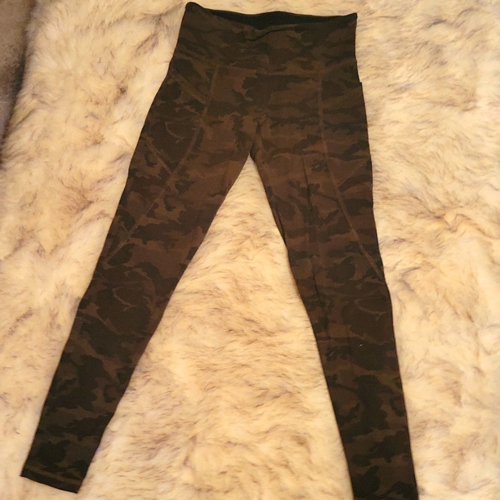 Strut this camo pocket leggings